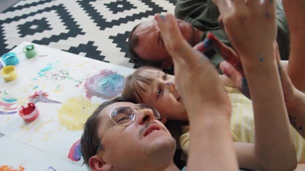 Hoge Hoek Uitzicht Portret Van Vrolijke Homo Hun Kleine Dochter — Stockvideo