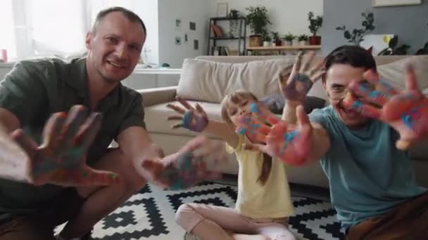 Retrato Homens Engraçados Sua Filha Bonito Acenando Mãos Tinta Colorida — Vídeo de Stock