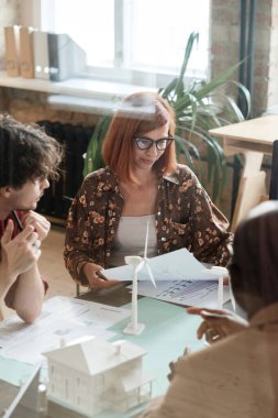 Ofiste takım halinde çalışan mimarlar