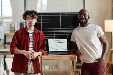 Çevrimiçi sunumla çalışan tasarımcılar