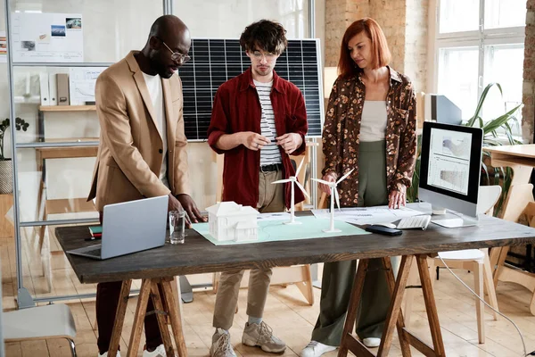 Ingenieurs werkzaam in team — Stockfoto