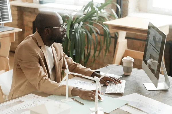 Diseñador que utiliza el ordenador en el trabajo — Foto de Stock