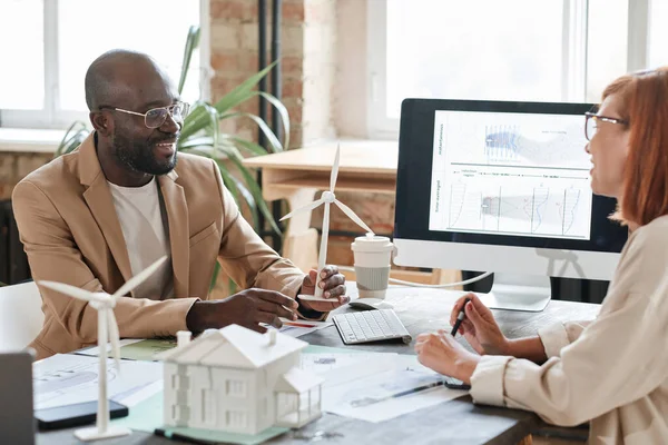 Zakelijke partners bespreken nieuw project op kantoor — Stockfoto