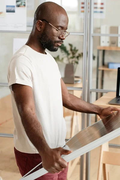 Homme travaillant avec panneau à cristaux liquides au bureau — Photo