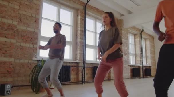 Skupina Mladých Multietnických Studentů Tančících Společně Trenérkou Během Hodiny Studiu — Stock video