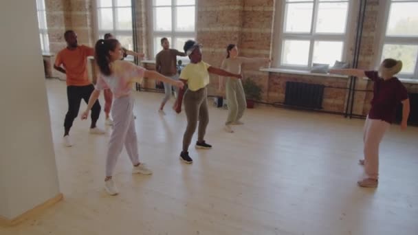 Нахилити Знімок Молодих Багатоетнічних Студентів Які Танцюють Разом Тренером Під — стокове відео