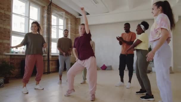 Stüdyoda Duran Onlar Için Dans Eden Genç Kadın Erkekler Çırpıyor — Stok video