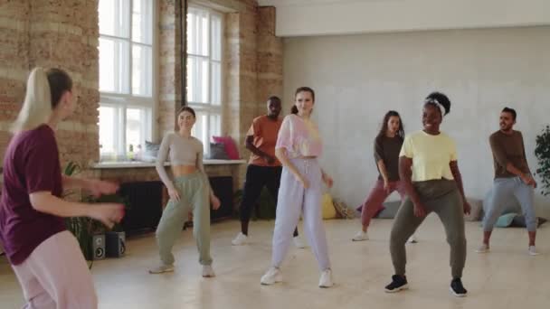 Захоплена Жінка Тренер Яка Дивиться Багатоетнічних Студентів Танцює Під Час — стокове відео