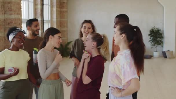 Professora Dança Alegre Conversando Com Jovens Estudantes Multiétnicos Posando Para — Vídeo de Stock