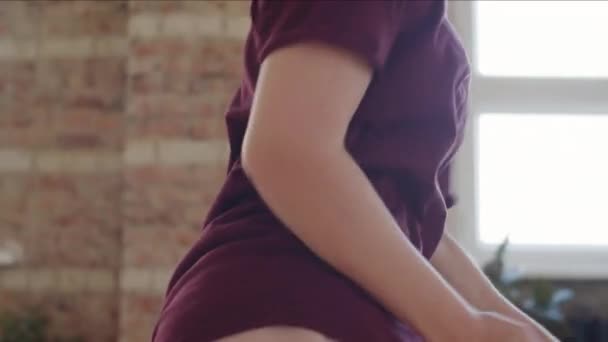 Spor Kıyafetli Genç Sarışın Kadın Stüdyoda Dans Antrenmanı Yapıyor — Stok video