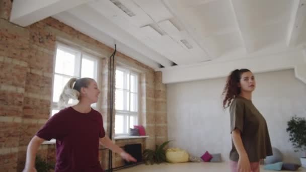 Chica europea en ropa deportiva se dedica a gimnasia — Vídeo de stock M-ART-Production