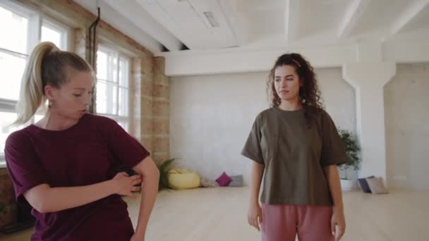 Молода Жінка Вчиться Танцювати Рухається Допомогою Вчителя Жіночої Статі Під — стокове відео