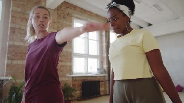 Blank Vrouw Leraar Uitleggen Arm Beweegt Naar Jonge Afro Amerikaanse — Stockvideo