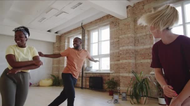 Νεαρό Αφρο Αμερικανικό Ζευγάρι Αθλητικά Ρούχα Χορεύουν Μαζί Στο Στούντιο — Αρχείο Βίντεο