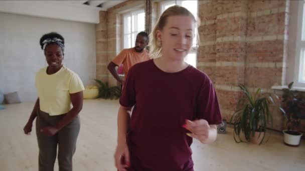 Молодая Афро Американская Пара Спортивной Одежде Танцует Вместе Кавказской Учительницей — стоковое видео