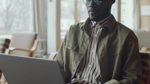 Tilt Shot Young Afro American Man Glasses Casualwear Sitting Auditorium — Vídeos de Stock
