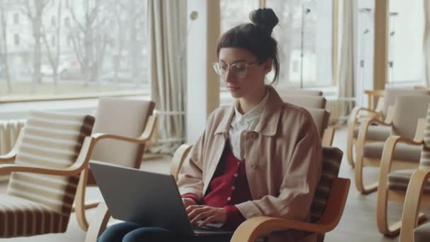 Jeune Belle Femme Lunettes Vêtements Décontractés Assis Dans Auditorium Bibliothèque — Video