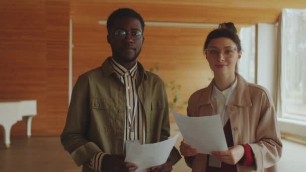 Retrato Cintura Hacia Arriba Alegre Joven Caucásica Hombre Afroamericano Pie — Vídeos de Stock