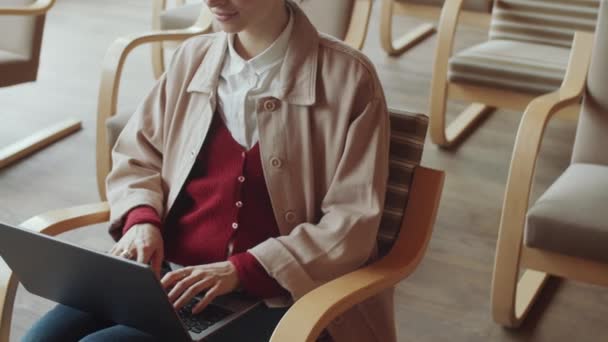 Ujęcie Środkowe Młodej Kobiety Ubraniu Casualwear Siedzącej Widowni Piszącej Laptopie — Wideo stockowe