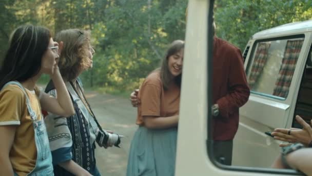Minibüsün Yanında Duran Gülümseyen Konuşan Genç Pozitif Arkadaşlardan Oluşan Bir — Stok video