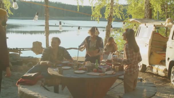 Bedrijf Van Jonge Mannen Vrouwen Die Eten Bereiden Camping Aan — Stockvideo