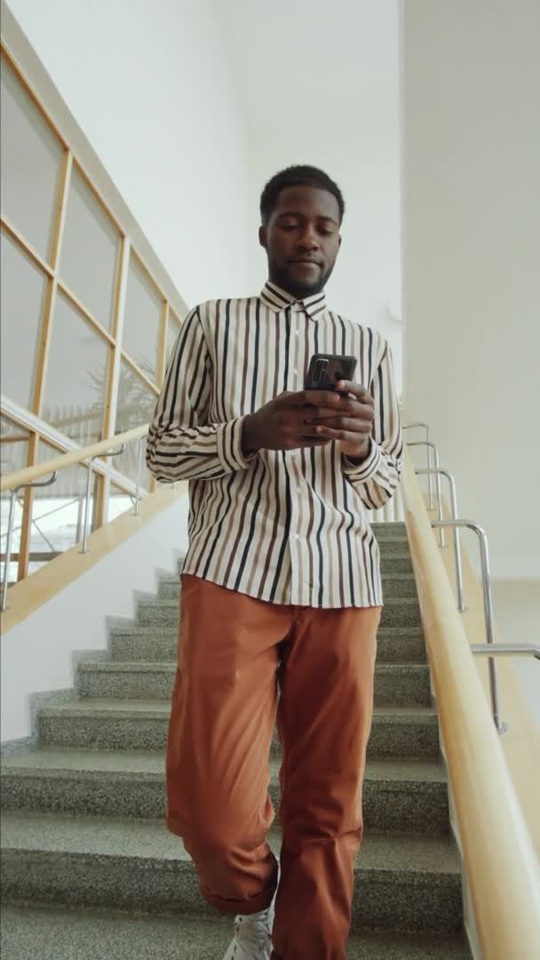 Foto Vertical Jovem Afro Americano Escadaria Edifício Moderno Usando Smartphone — Vídeo de Stock