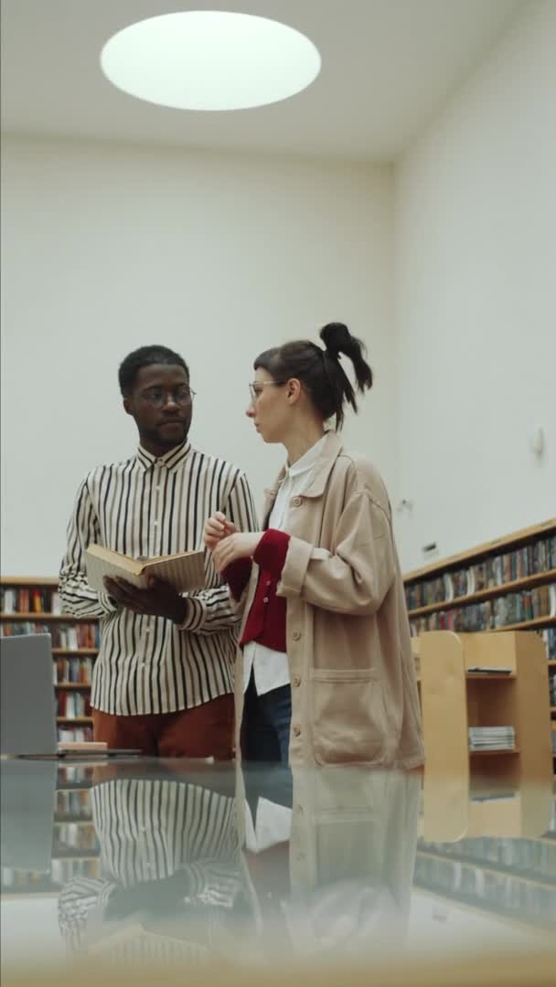 Filmagem Formato Vertical Jovem Negro Mulher Caucasiana Discutindo Livro Biblioteca — Vídeo de Stock