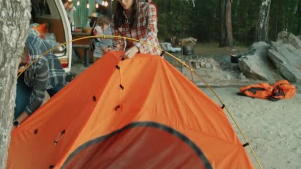 Unga Kaukasiska Par Sätta Upp Tält Tillsammans Campingplatsen Medan Bor — Stockvideo