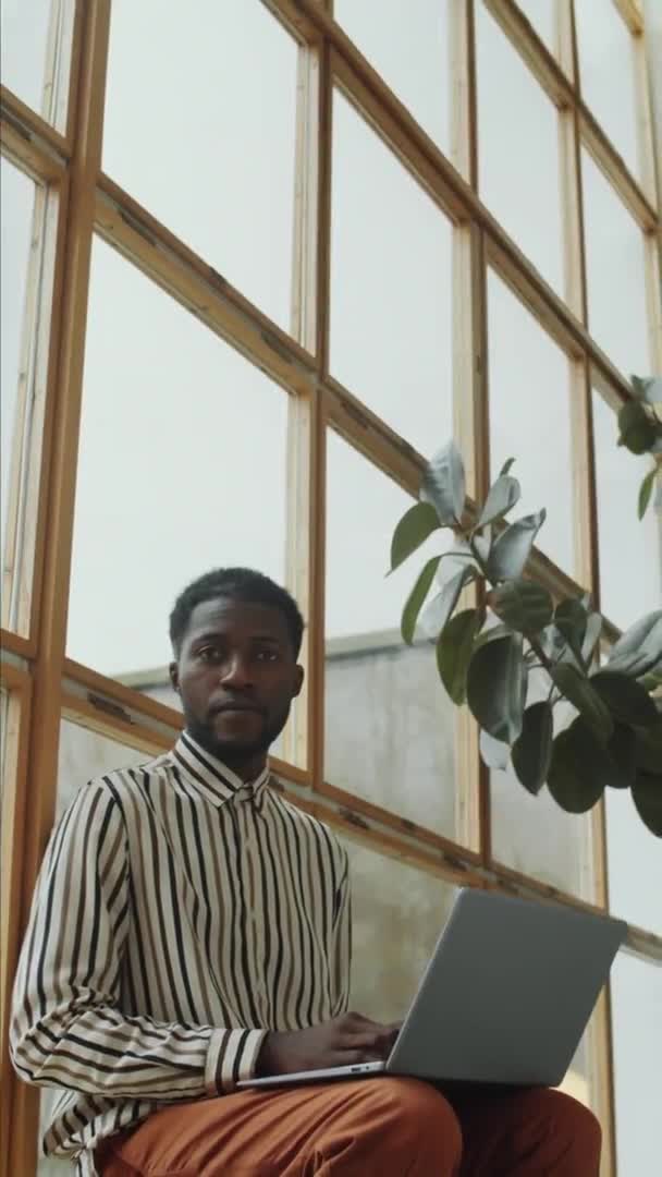 Plan Vertical Homme Afro Américain Assis Sur Rebord Fenêtre Dans — Video