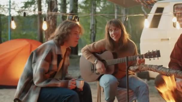 Compañía Alegres Amigos Multiétnicos Sentados Alrededor Fogata Cantando Una Canción — Vídeos de Stock