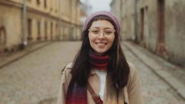 Retrato Una Joven Hermosa Mujer Ropa Abrigo Gafas Sombrero Pie — Vídeos de Stock