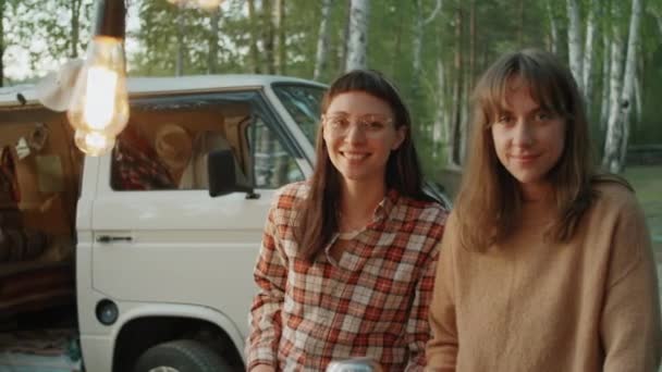 Portret Dwóch Młodych Pozytywnych Kobiet Stojących Przy Girlandzie Kempingu Uśmiechających — Wideo stockowe