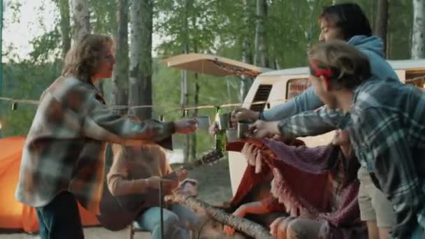 Gesellschaft Junger Multiethnischer Freunde Die Lagerfeuer Wald Mit Getränken Anstoßen — Stockvideo