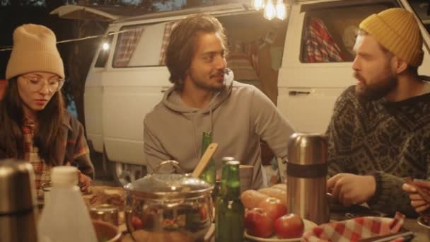Genç Kafkasyalı Ortadoğulu Erkekler Akşam Kamp Alanında Arkadaşlarıyla Yemek Yerken — Stok video
