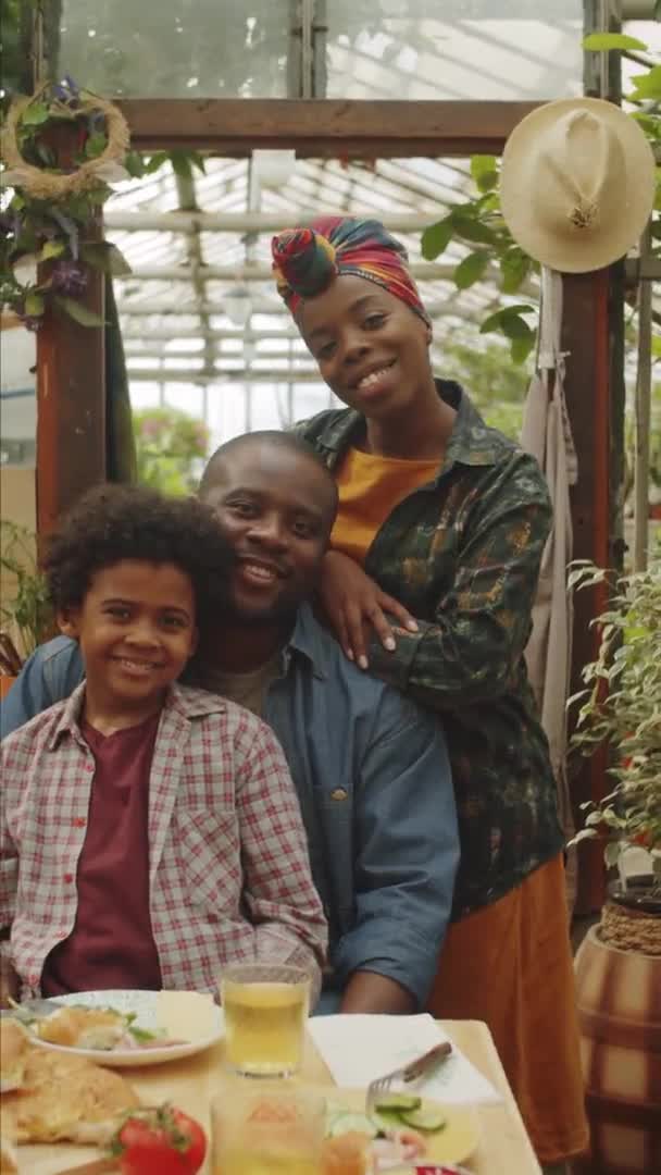 Vertical Portrait Shot Cheerful Afro American Family Smiling Posing Camera — Stock Video