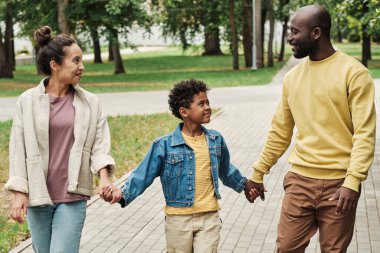 Aile ile çocuk parkta yürüyüş