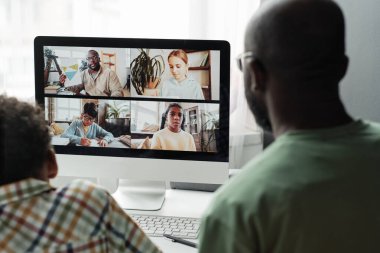 Bilgisayar kullanarak çalışan çocuklar