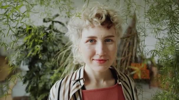 Borst Omhoog Portret Opname Van Jonge Vrolijke Meisje Met Blond — Stockvideo