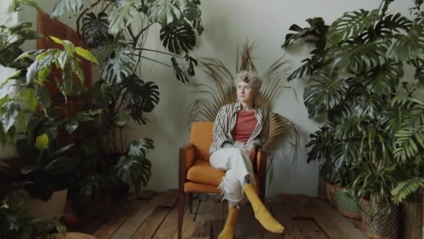 Zoom Sur Fille Blonde Assise Dans Fauteuil Dans Une Pièce — Video