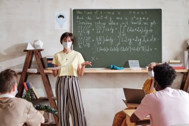 Öğrenci sınıfta bir sınavı geçiyor.