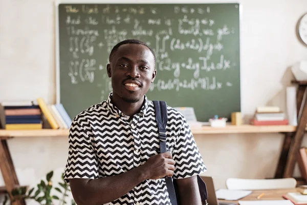 Schüler steht im Klassenzimmer — Stockfoto