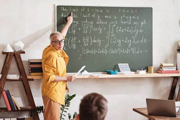 Professor explicando a matemática na escola — Fotografia de Stock