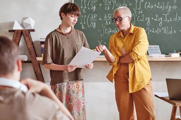 Student prezentujący jej raport w klasie — Zdjęcie stockowe