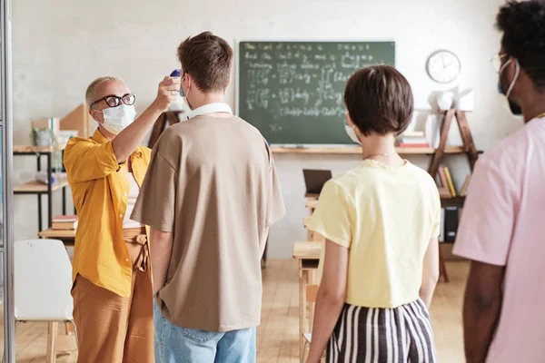 Insegnante esaminando gli studenti prima della lezione — Foto Stock