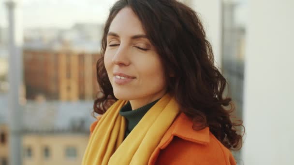 Retrato Una Hermosa Mujer Abrigo Naranja Pie Terraza Azotea Sonriendo — Vídeo de stock