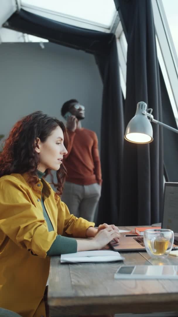 Verticale Foto Van Blanke Zakenvrouw Werken Laptop Het Nemen Van — Stockvideo