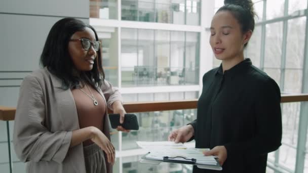Genç Melez Kadını Afro Amerikalı Bayan Meslektaşıyla Belgeleri Paylaşıyor Ofis — Stok video