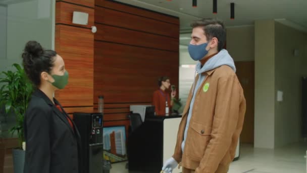 Deliveryman Mask Och Handskar Ger Papperspåse Till Affärskvinna Office Center — Stockvideo