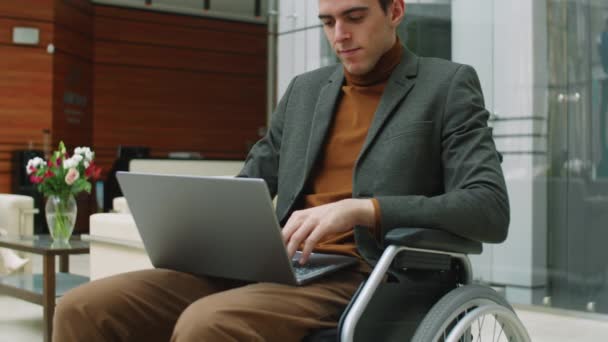 Portrét Mladého Zdravotně Postiženého Podnikatele Sedícího Invalidním Vozíku Laptopem Dívajícího — Stock video
