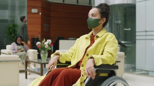 Maskovaná Podnikatelka Sedící Invalidním Vozíku Pózující Nebo Kamera Při Práci — Stock video